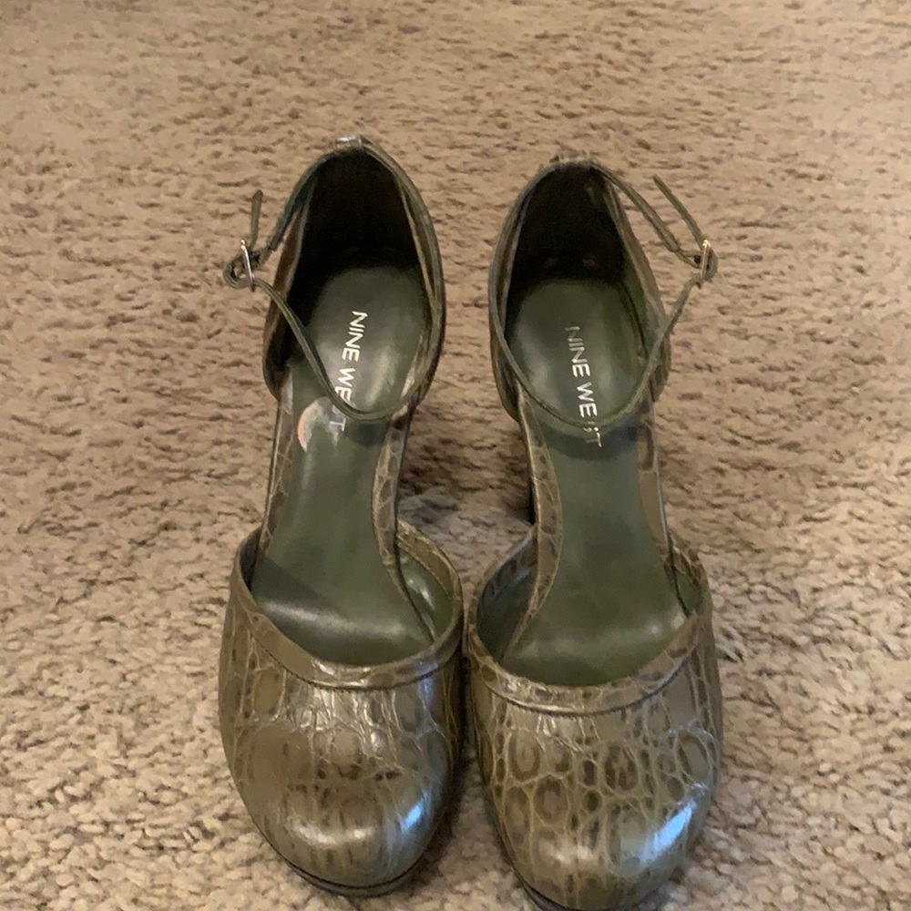 Nine West Green alligator/snake skin design heels
